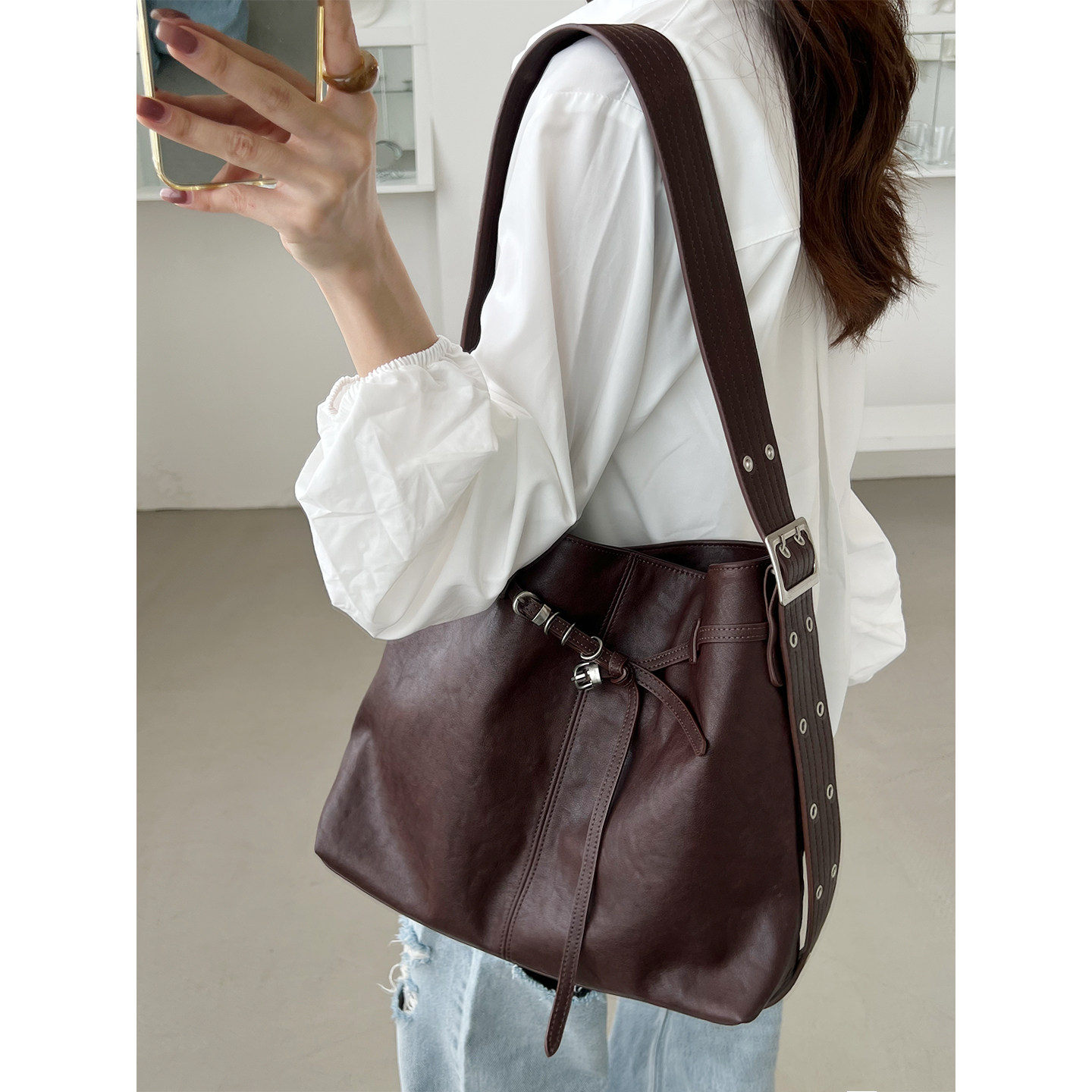 慵懒风植鞣牛皮水桶托特包2025新款单肩时尚通勤大包大容量斜挎包,箱包皮具/热销女包/男包,托特包,淘宝优惠券,粉丝福利购,淘宝优惠卷