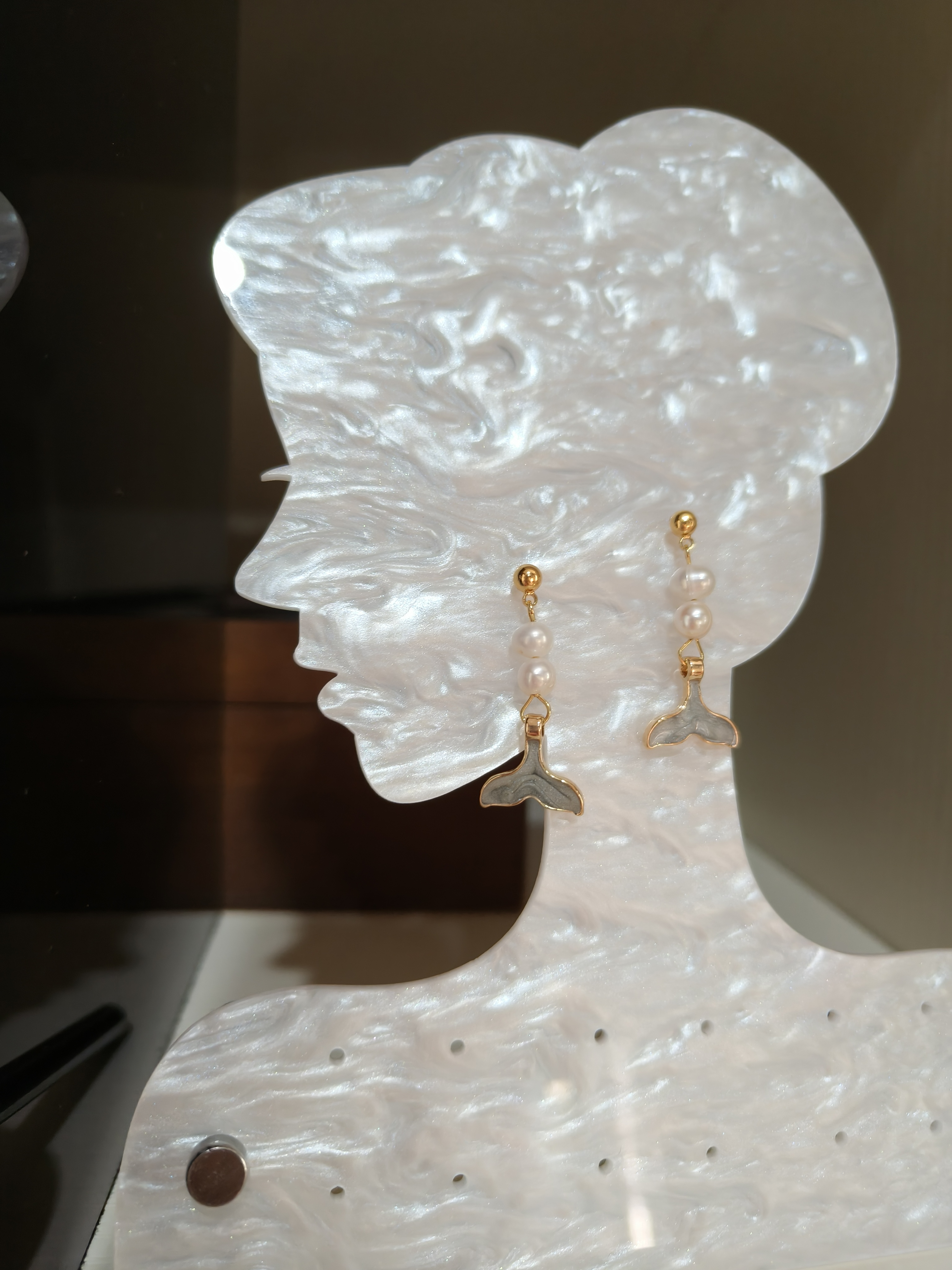 是Alice。《海的女儿》天然珍珠鱼尾耳钉