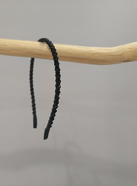 是Alice。纯黑色串珠绕绳发箍handmade发饰#120