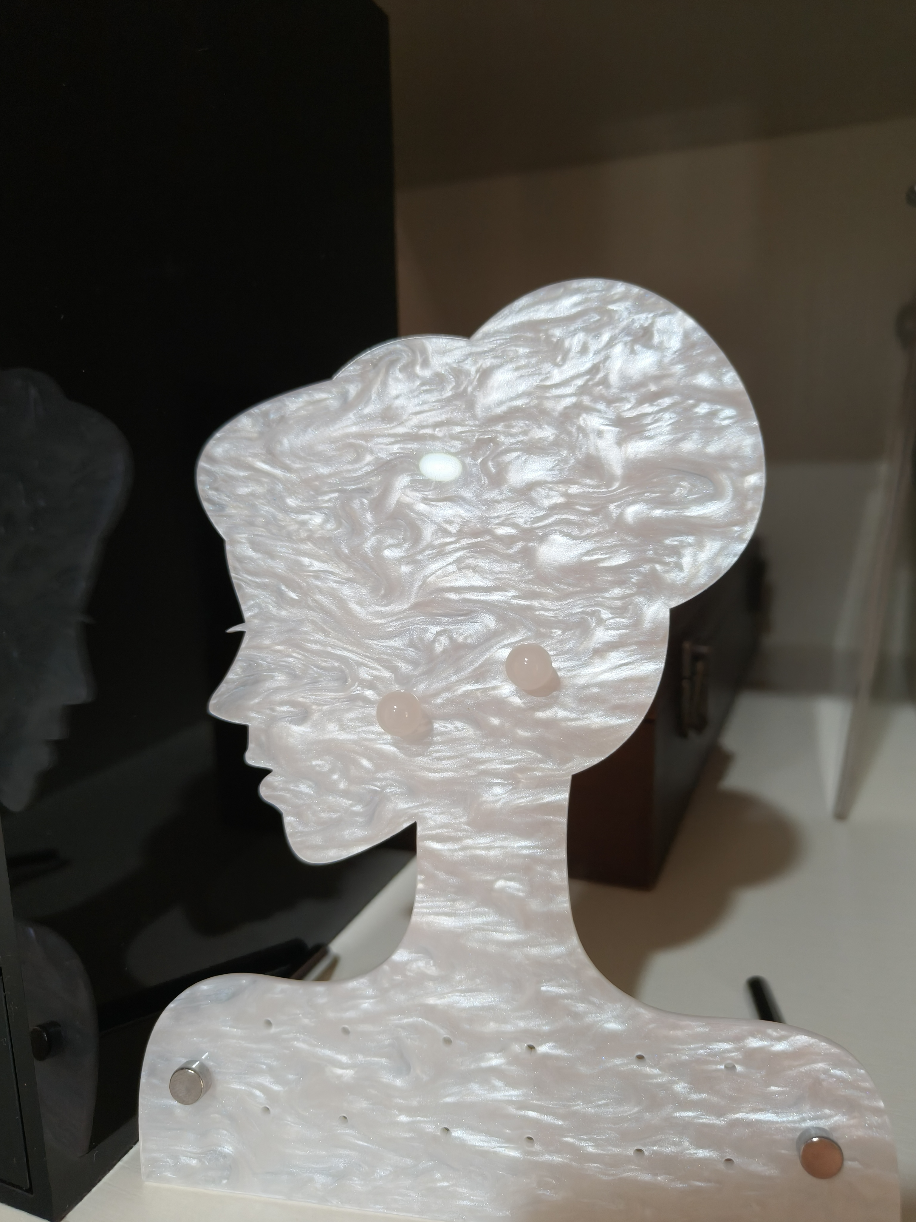 是Alice。新中式风半透色泽天然白玛瑙银针耳钉