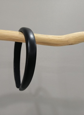 是Alice。黑色pu皮包海绵发箍handmade发饰#121