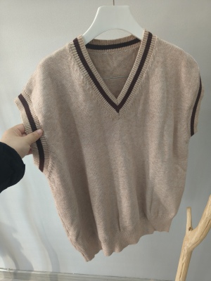 春秋季节 奶咖色V领针织无袖马甲休闲女装