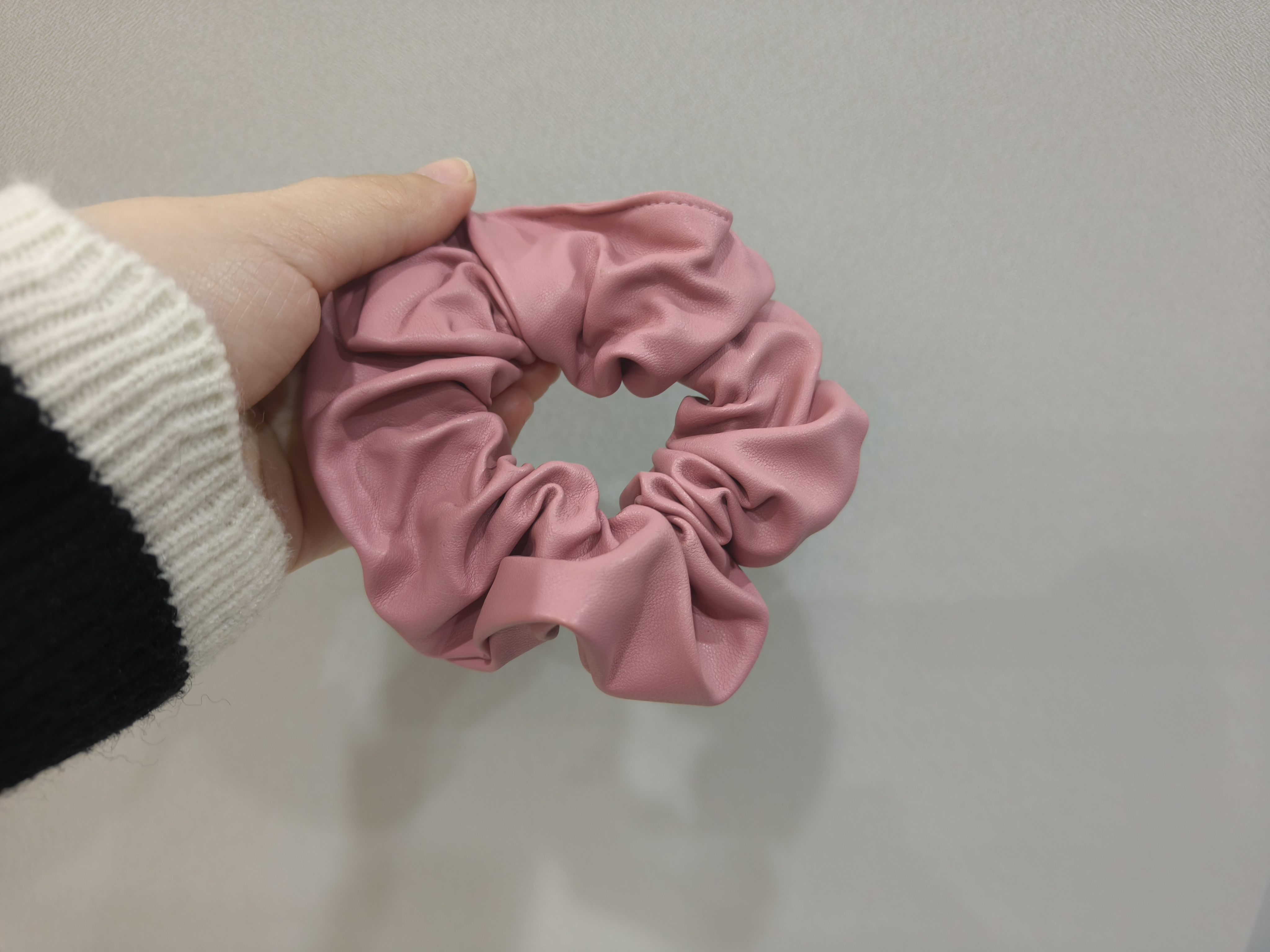 是Alice。粉红色PU皮大肠圈纯色发圈handmade发饰