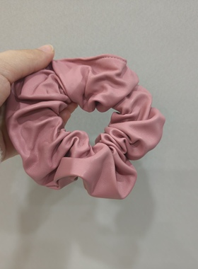 是Alice。粉红色PU皮大肠圈纯色发圈handmade发饰#56