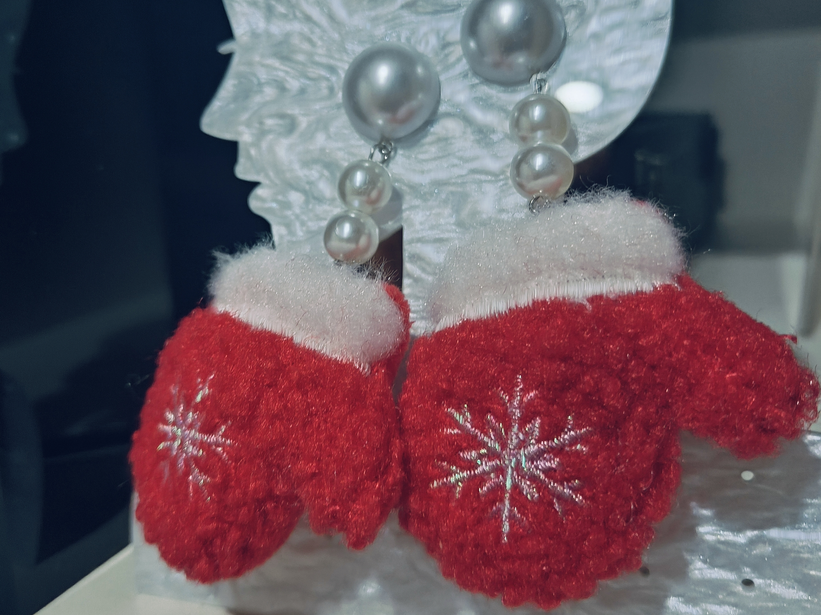 是Alice。冬天快乐大红色立体毛绒手套雪花刺绣仿珍珠耳钉