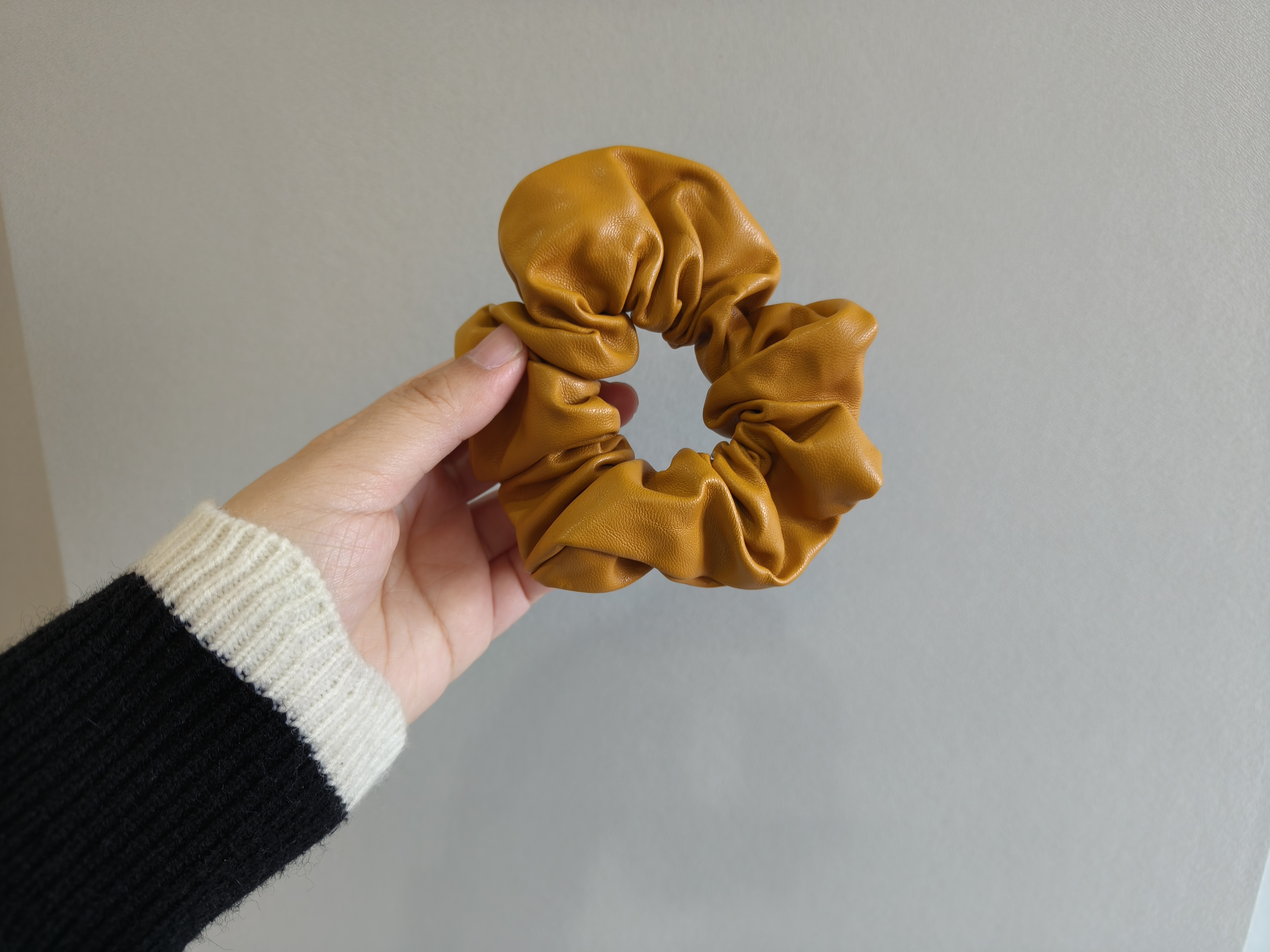 是Alice。姜黄色PU皮大肠圈纯色发圈handmade发饰