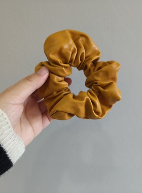 是Alice。姜黄色PU皮大肠圈纯色发圈handmade发饰#57