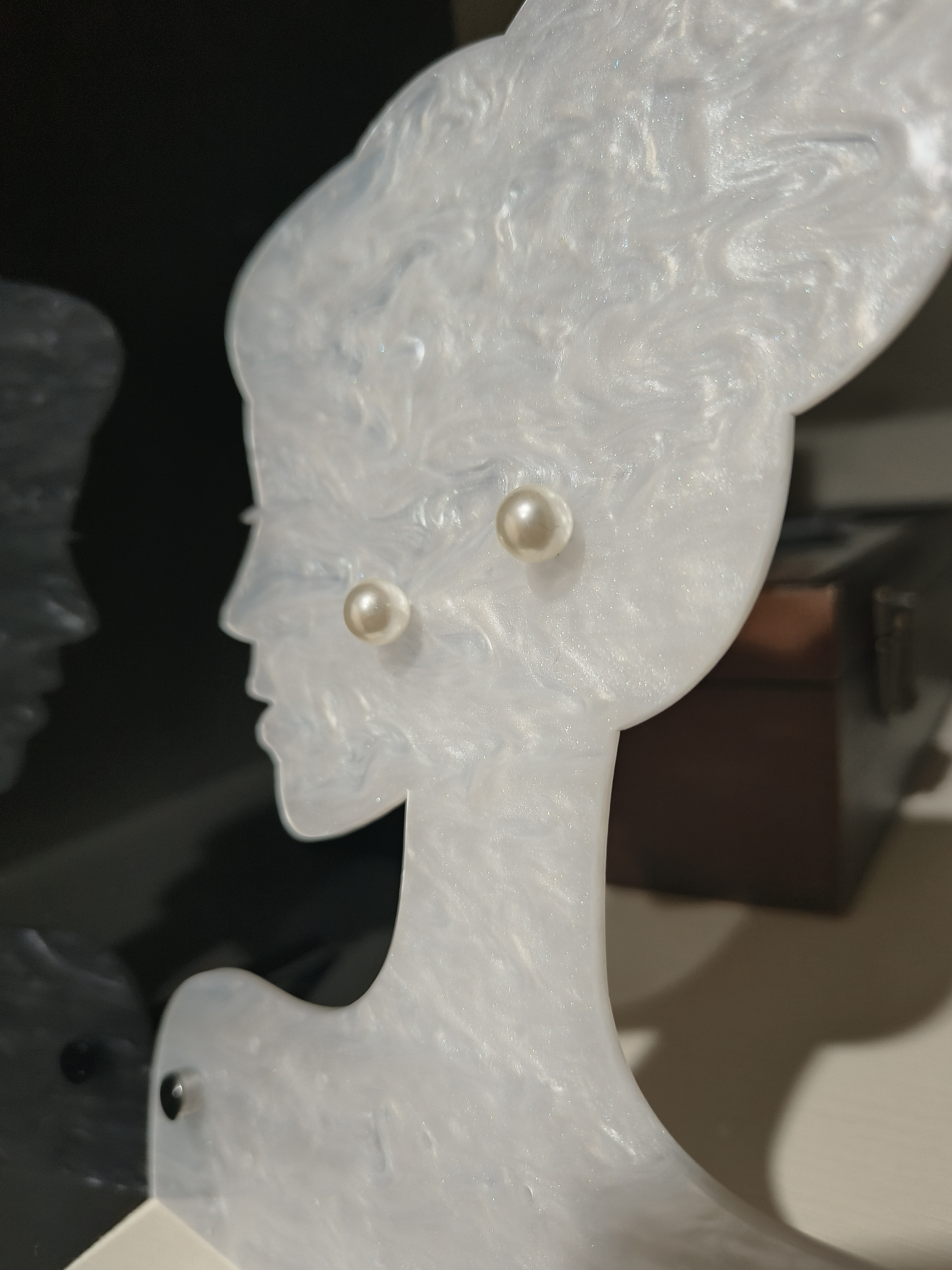 是Alice。经典款式仿珍珠耳钉