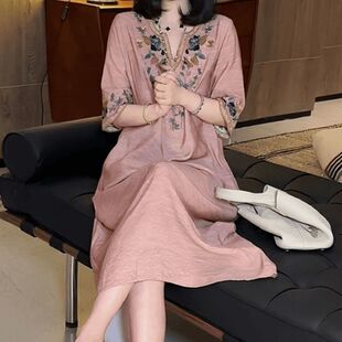 新中式国风刺绣V领连衣裙女2025夏季新款大码宽松遮肉气质长裙子