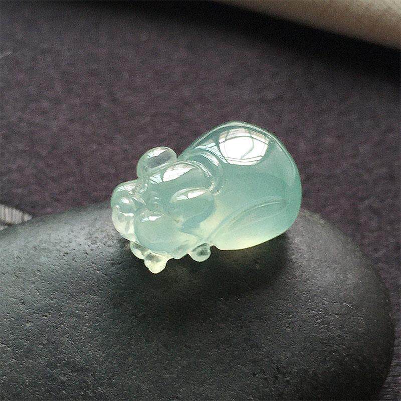 缅甸翡翠高冰种浅绿立体生肖猪挂件老种a货冰透水润晴水绿属相猪