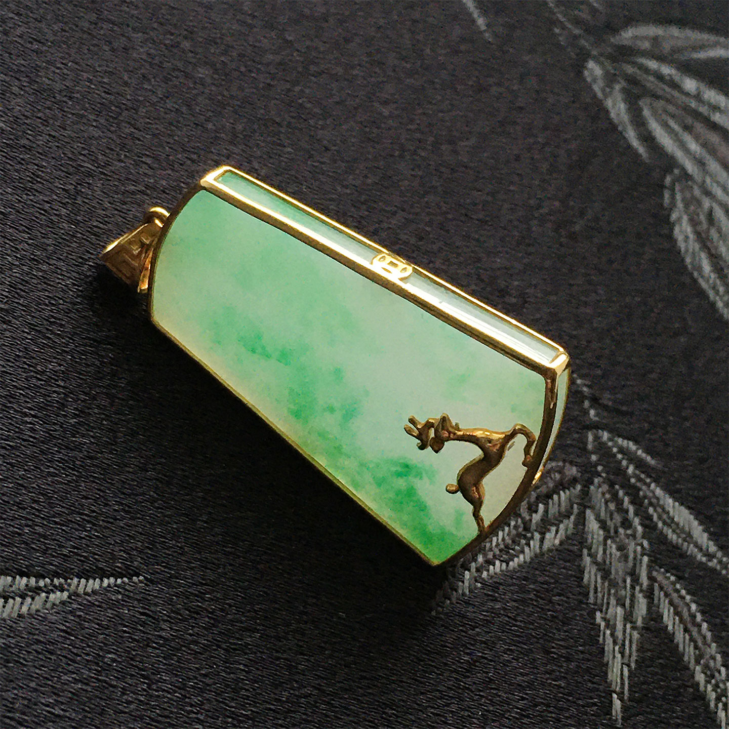 翡翠冰种飘翠绿色无事牌吊坠