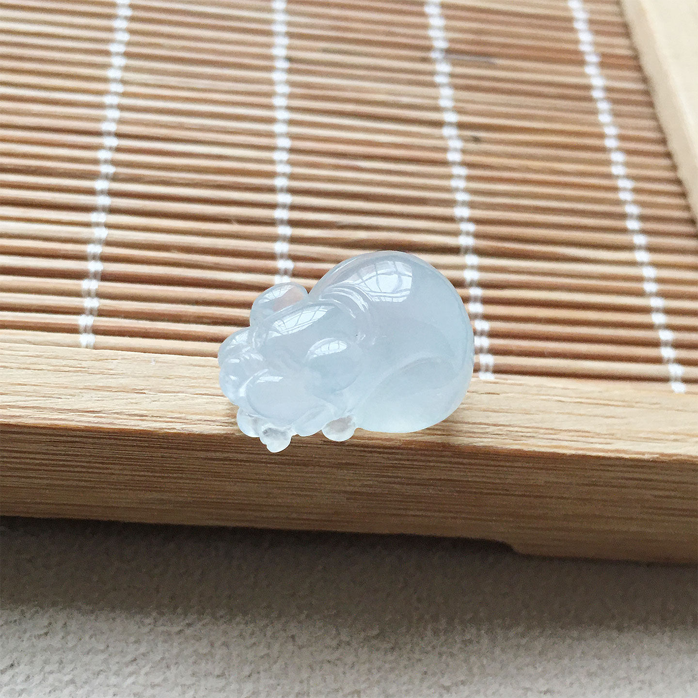 缅甸翡翠冰种浅绿小猪吊坠老种冰透精雕翡翠立体生肖猪挂件玉猪肥