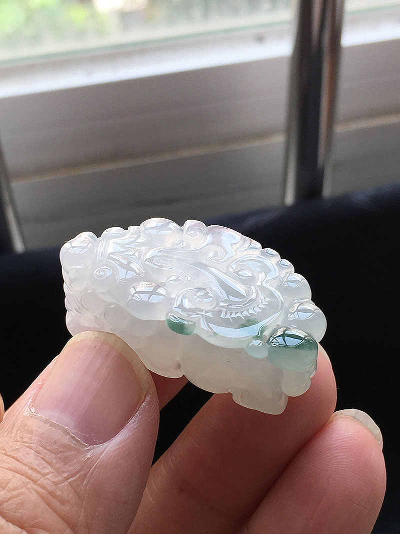 翡翠冰种飘蓝花精雕貔貅吊坠