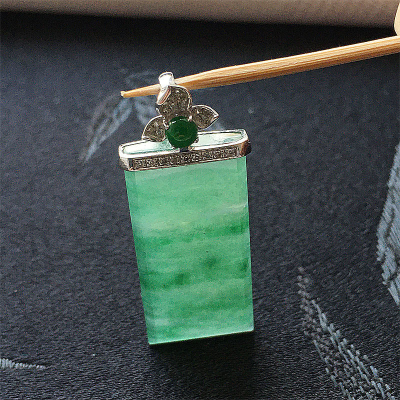 缅甸翡翠冰种翠绿色平安无事牌吊坠女款18K金镶嵌款玉平安牌子