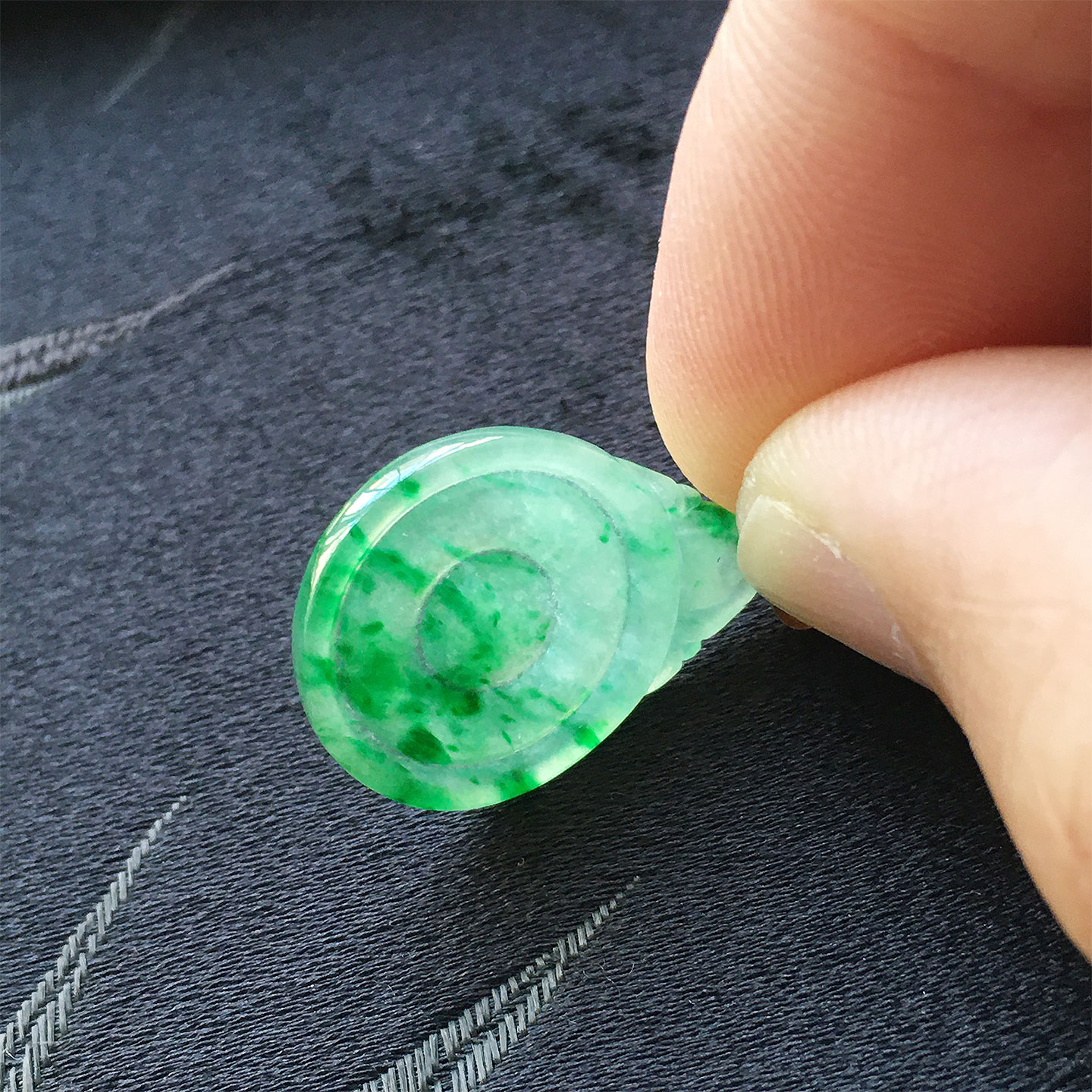 翡翠冰种翠绿色玉福在眼前吊坠