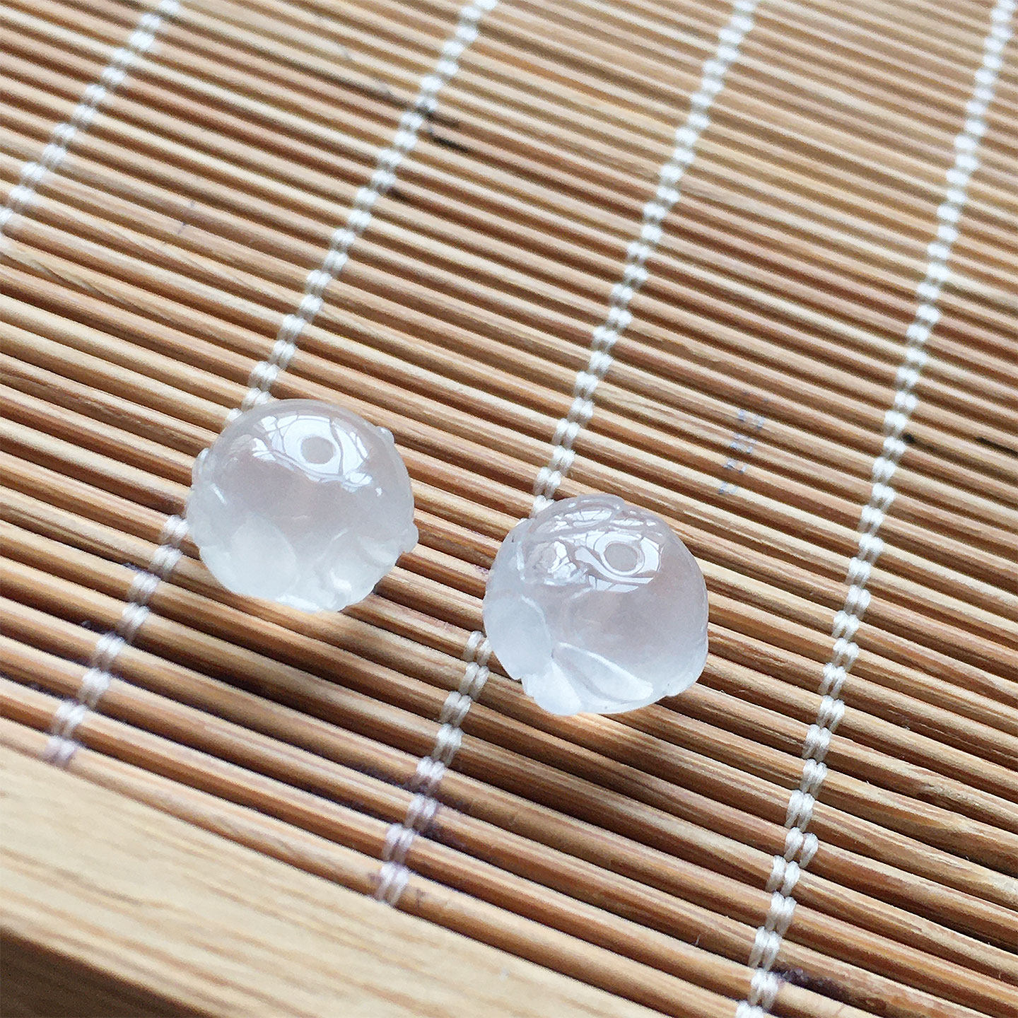 翡翠玻璃种起光精雕荷叶多宝珠