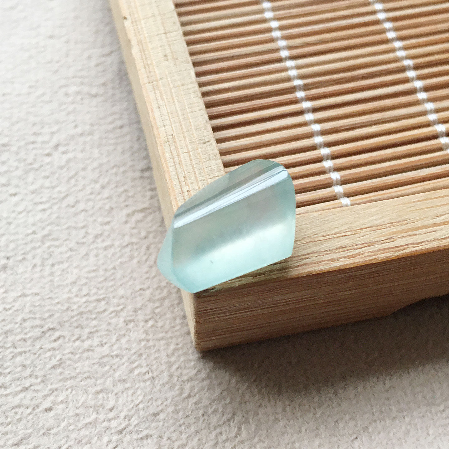 缅甸翡翠高冰种纯净玉随型裸石老种a货冰透水润玉蛋面冰糖快挂件