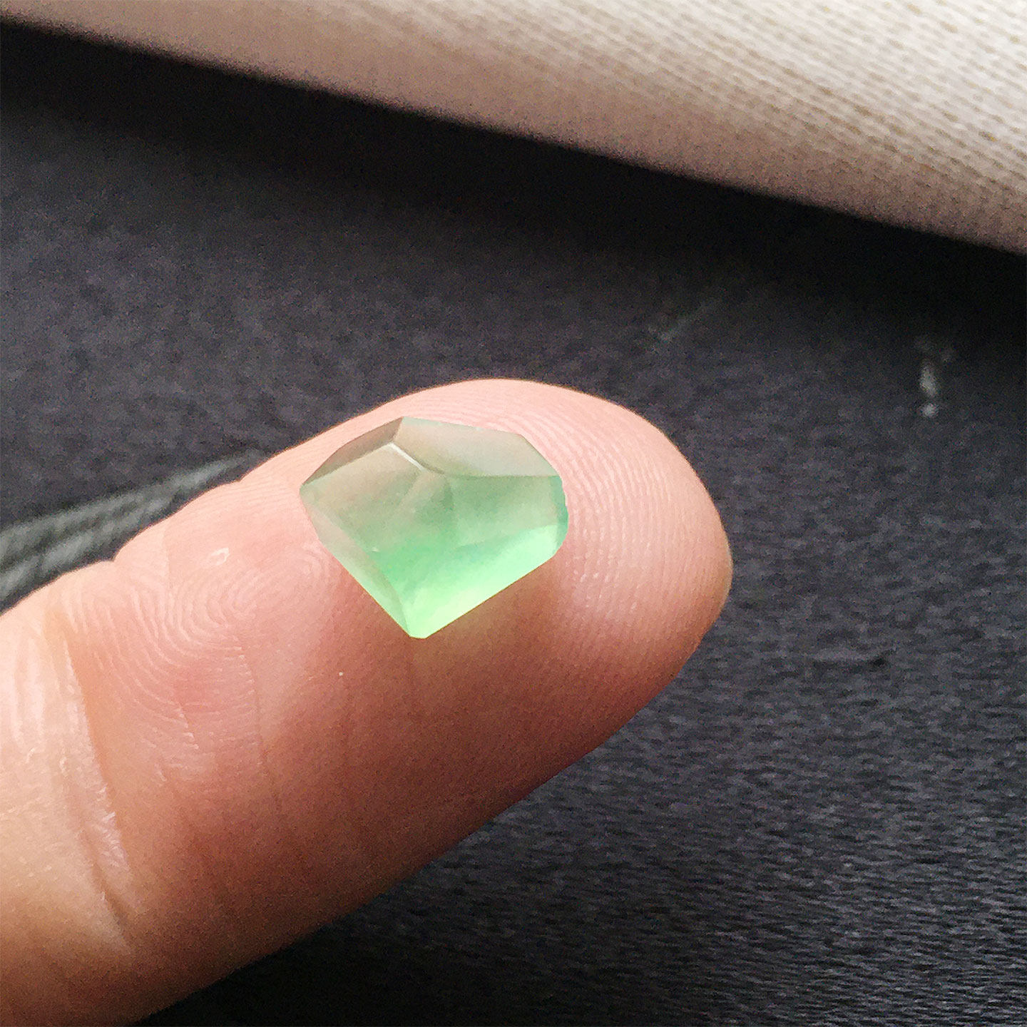 缅甸翡翠冰种翠绿色随型裸石