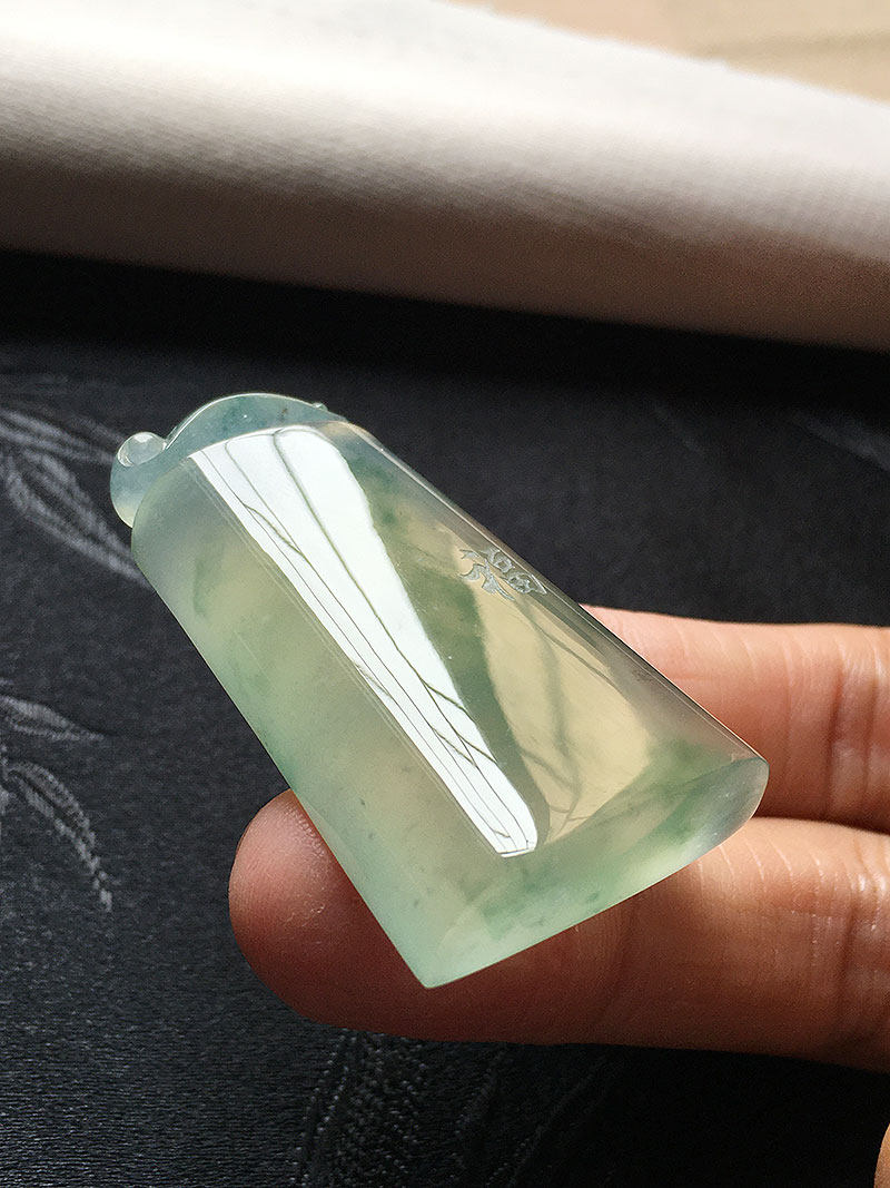 缅甸翡翠玻璃种飘绿花平安无事牌素面吊坠老种a货冰透饱满福玉牌