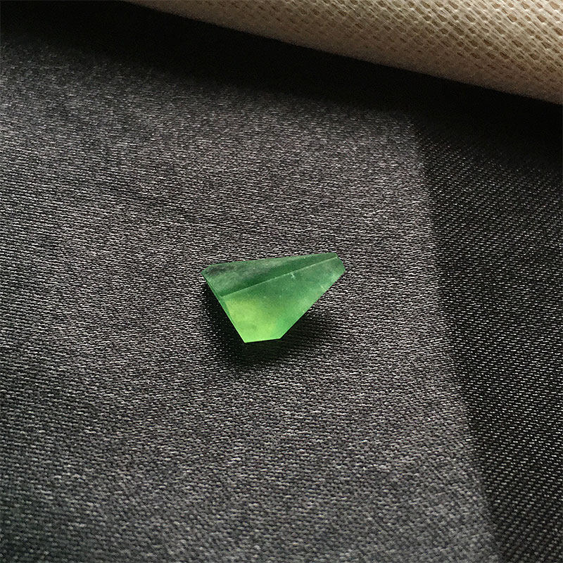 翡翠高冰种翠绿色玉裸石
