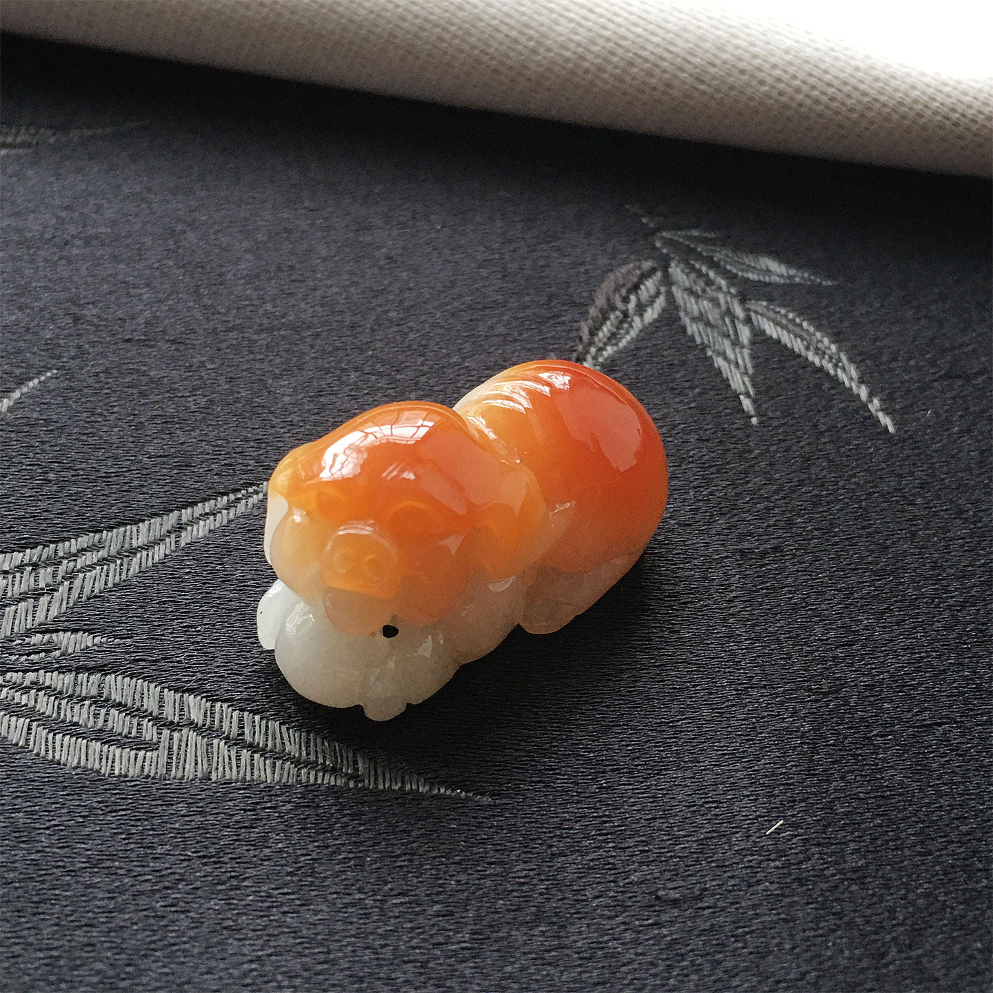 缅甸翡翠冰种红翡精雕特色立体猪吊坠老种a货冰黄翡发财玉珠挂件
