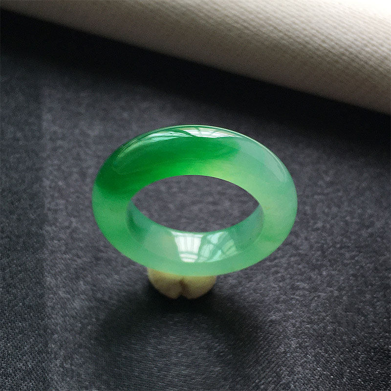 缅甸翡翠冰种翠绿色玉指环戒圈