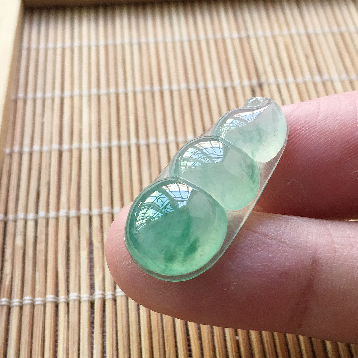 缅甸翡翠冰种翠绿色玉福豆吊坠