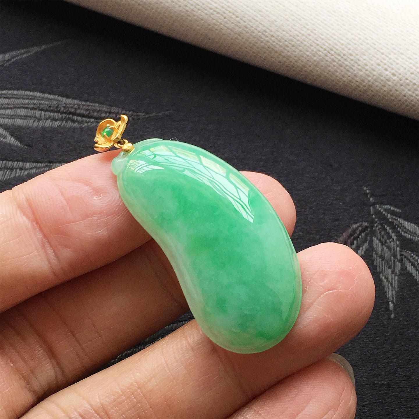 缅甸翡翠冰种翠绿色玉福瓜吊坠18K金老种a货冰透阳绿玉瓜女款金扣