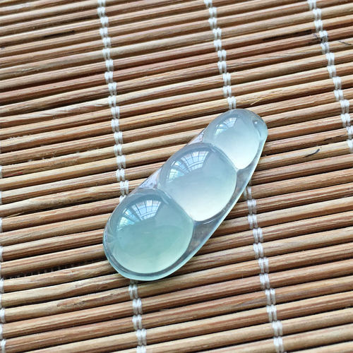 缅甸翡翠高冰种浅绿玉豆子吊坠
