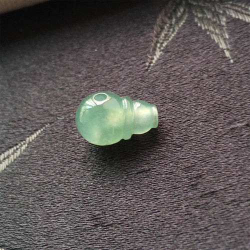 缅甸翡翠高冰种浅绿玉葫芦吊坠