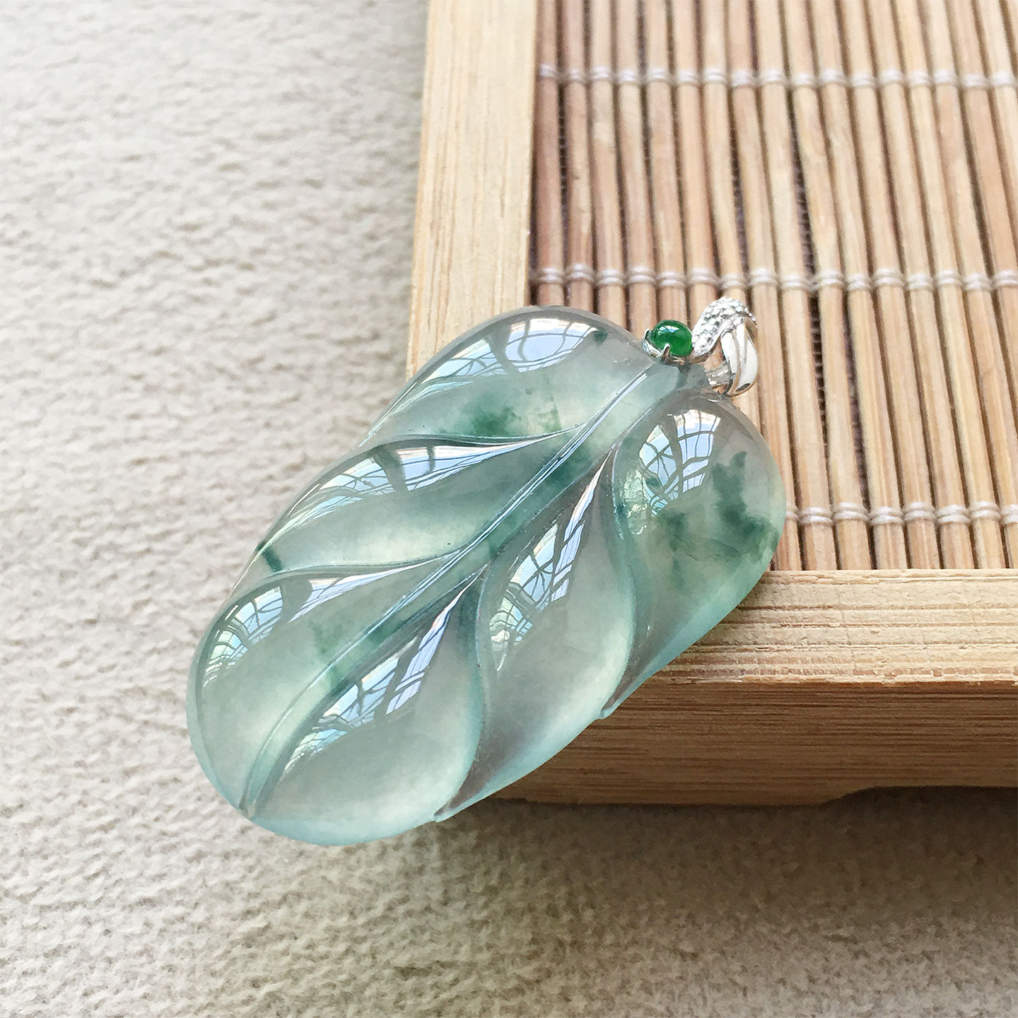 翡翠高冰种飘花金枝玉叶吊坠