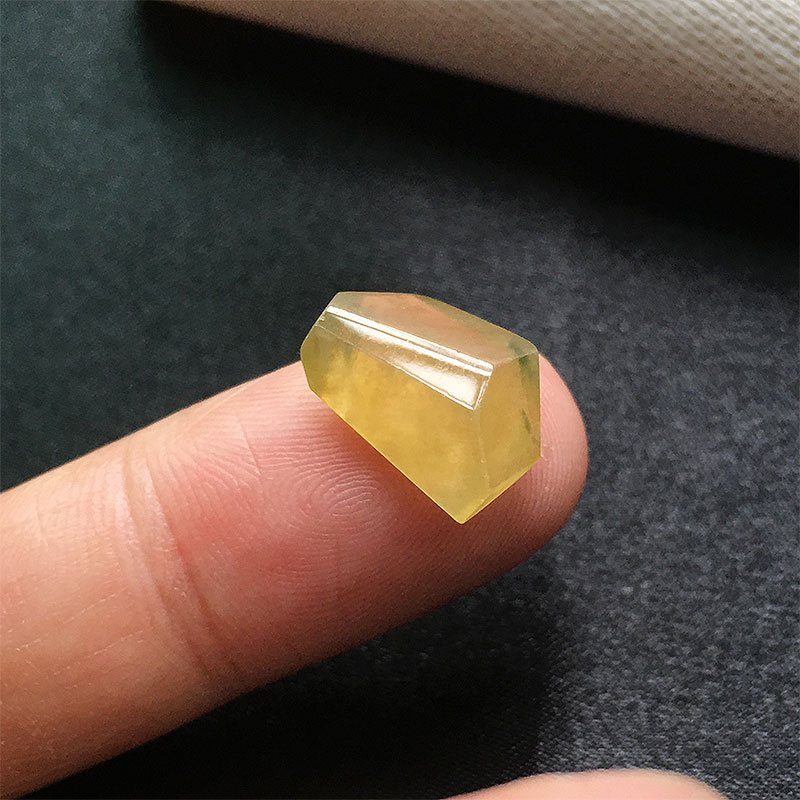 冰透水润满黄翡裸石界面蛋面