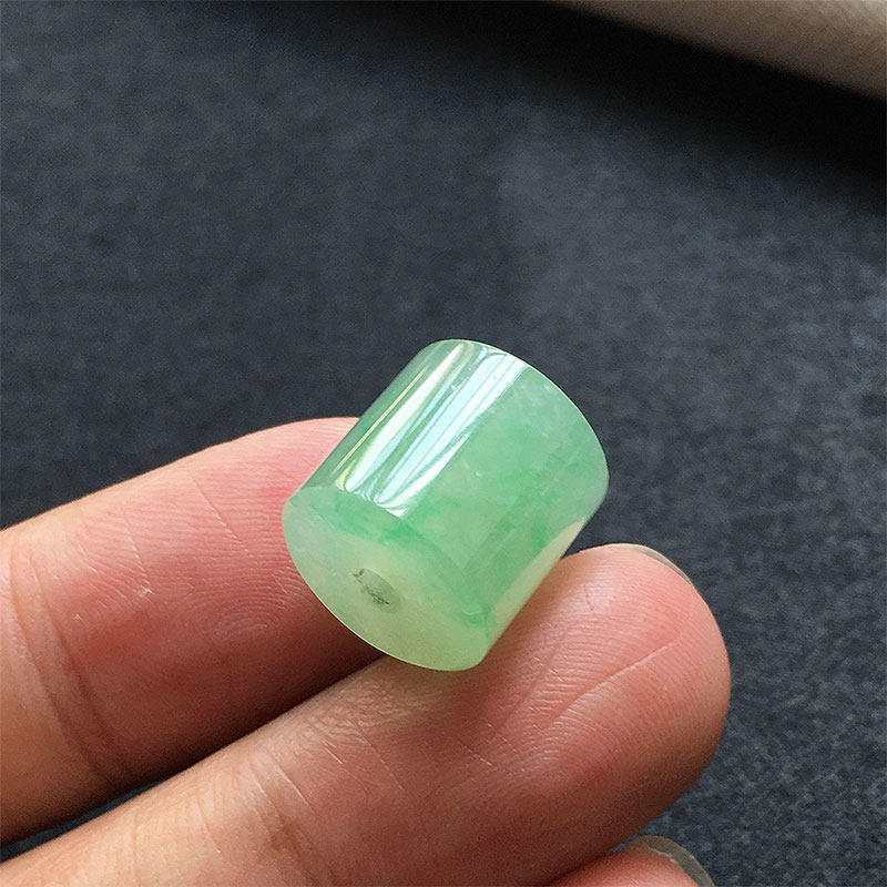缅甸翡翠冰种翠绿色路路通吊坠