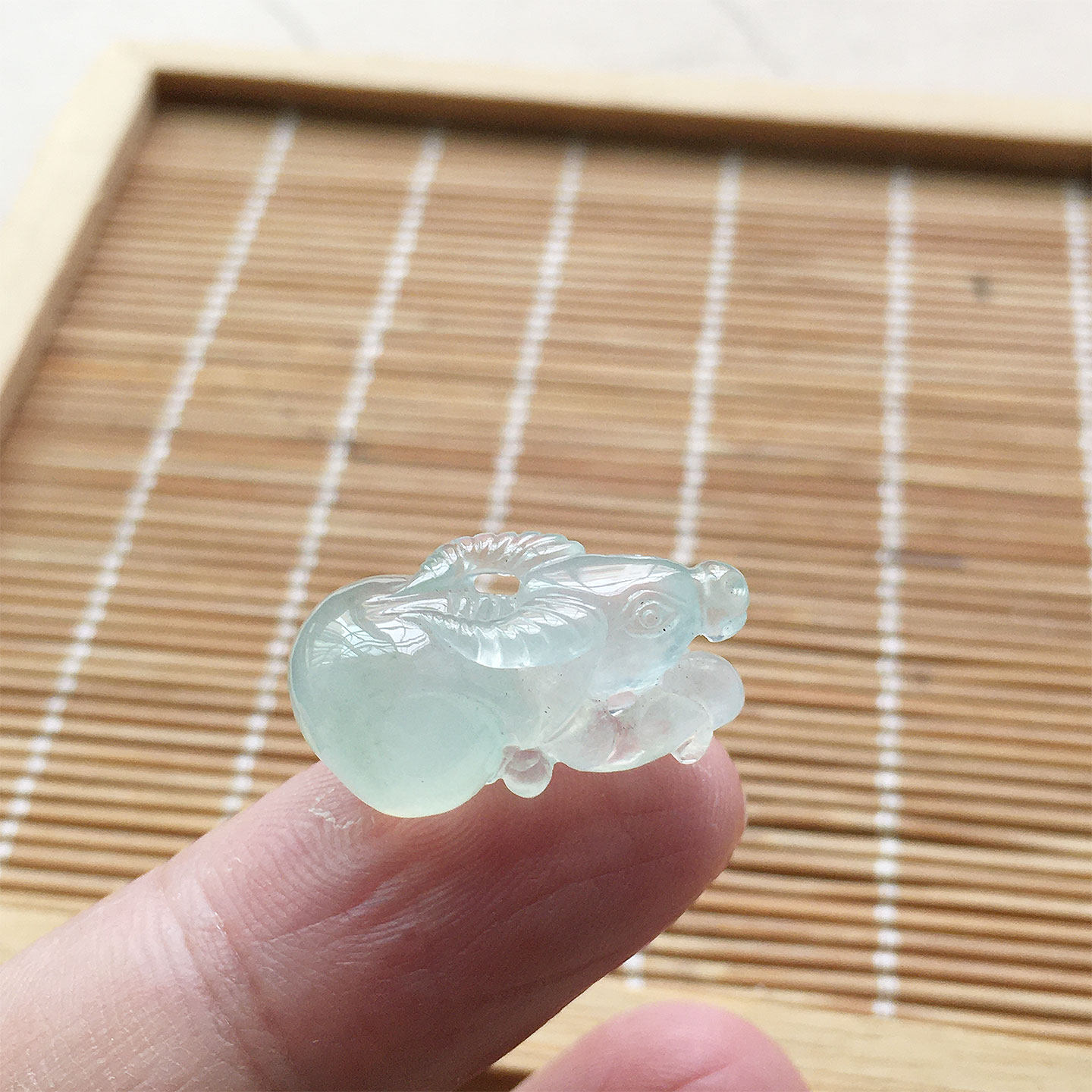 翡翠高冰种浅绿色精雕生肖牛挂件