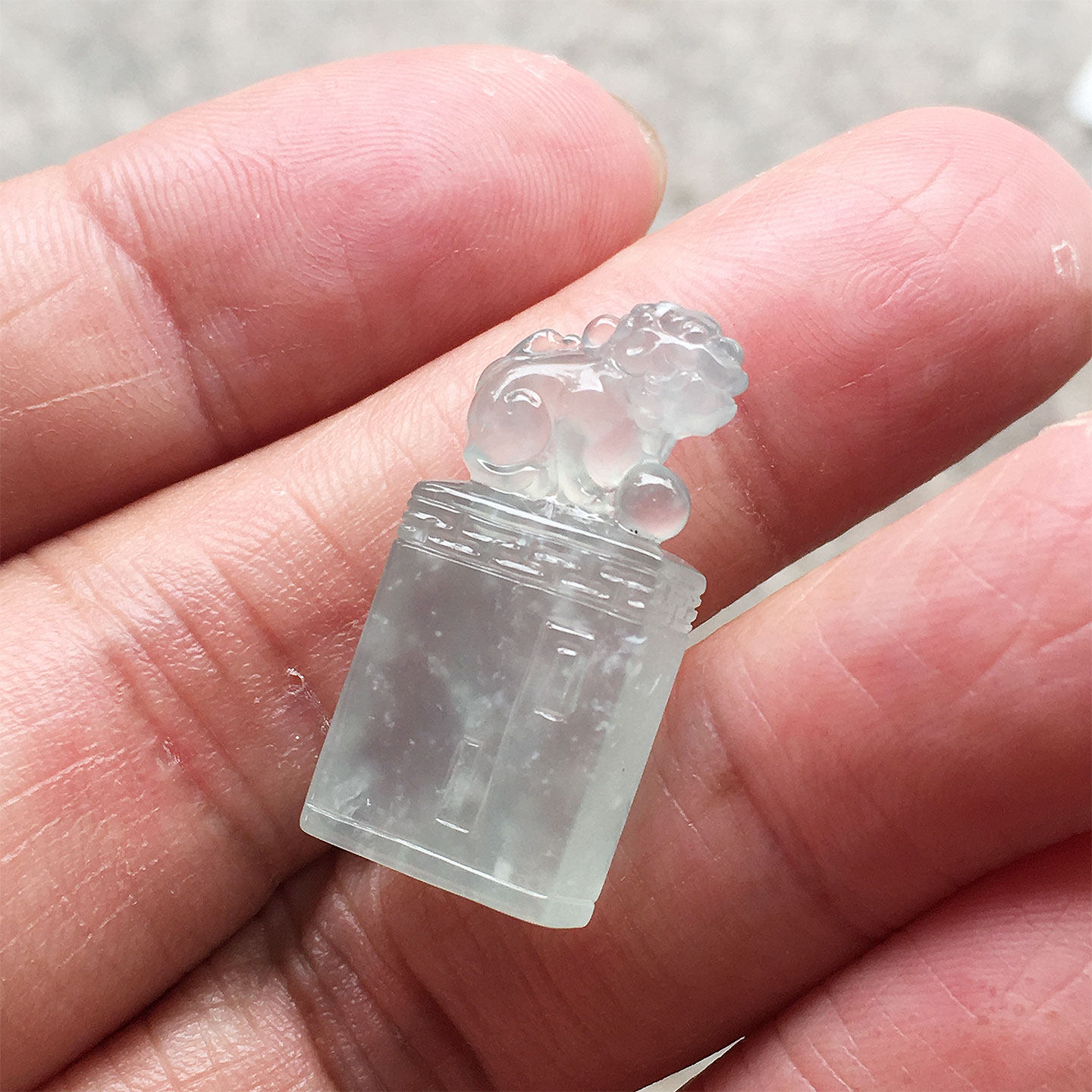 翡翠玻璃种精雕招财貔貅吊坠
