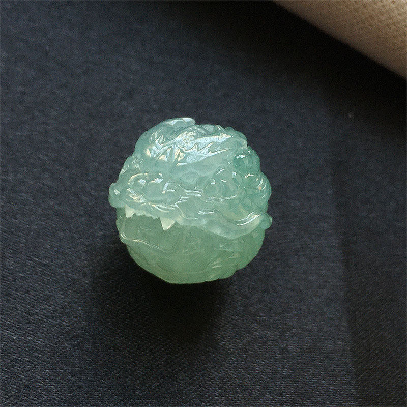 翡翠高冰种纯净精雕龙头珠子吊坠