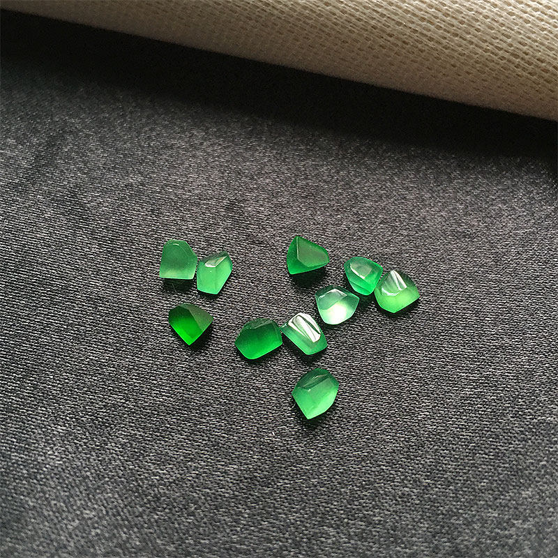 高冰种翠绿色玉蛋面裸石