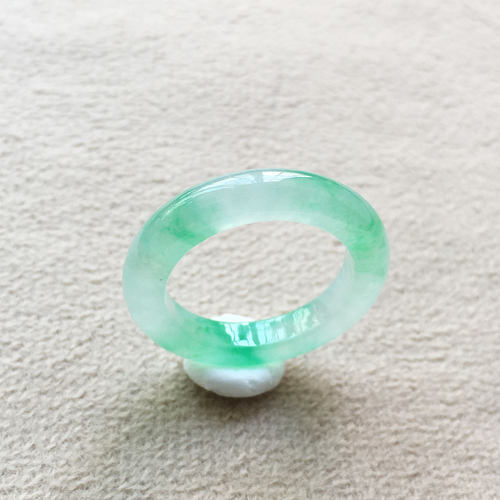 缅甸翡翠冰种阳绿色细条女款