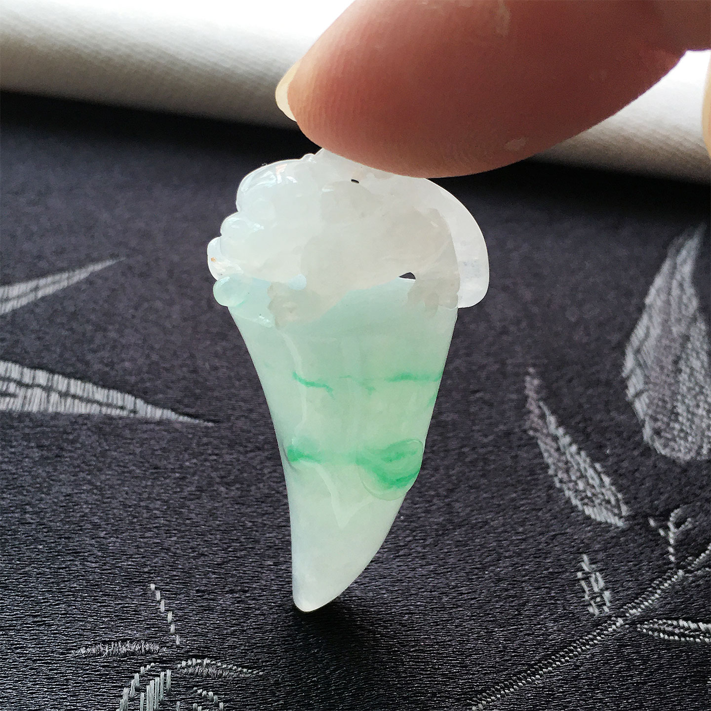 翡翠冰种飘阳绿精雕龙牙吊坠