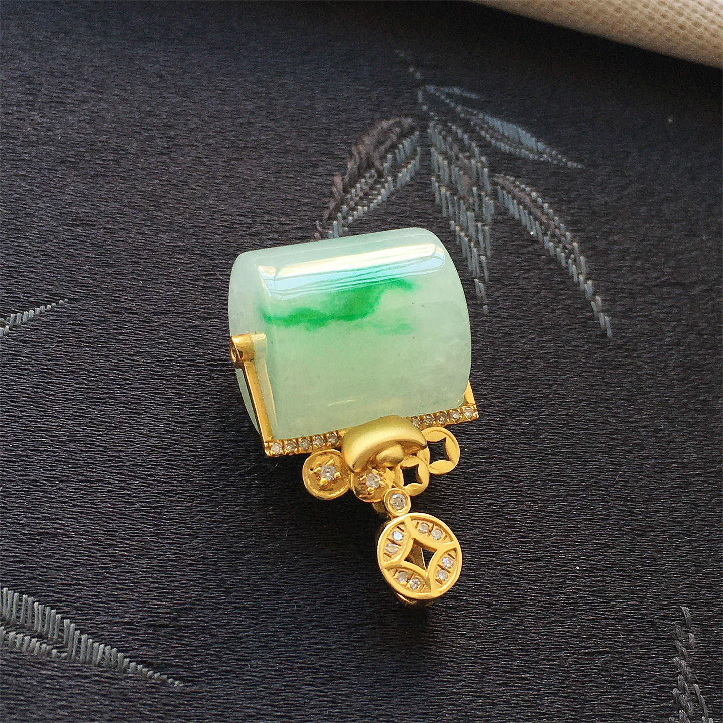 缅甸翡翠冰种飘阳绿色路路通吊坠18K金冰绿玉桶珠老种a货特色挂件