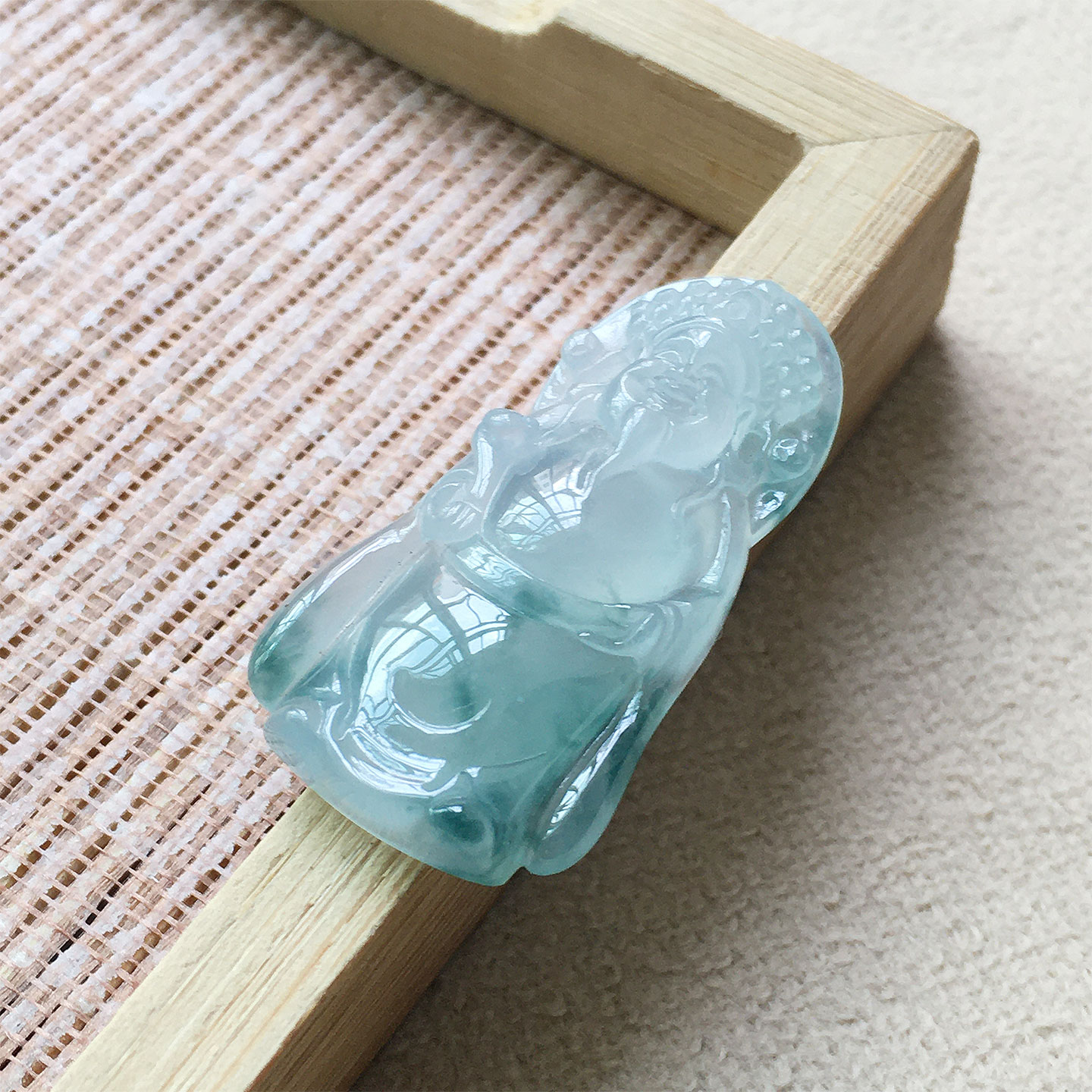 缅甸翡翠冰种飘蓝花财神吊坠
