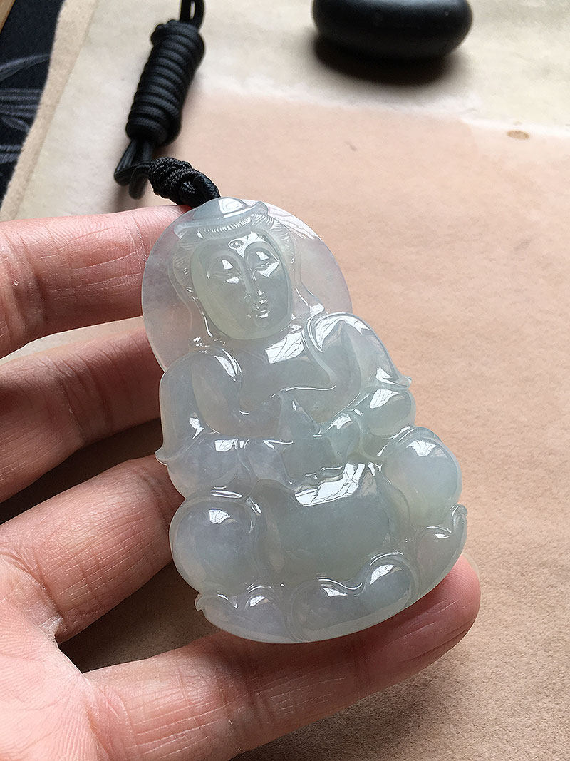 缅甸翡翠冰种浅绿色观音吊坠老种a货冰透水润饱满保平安观音挂件怎么看?