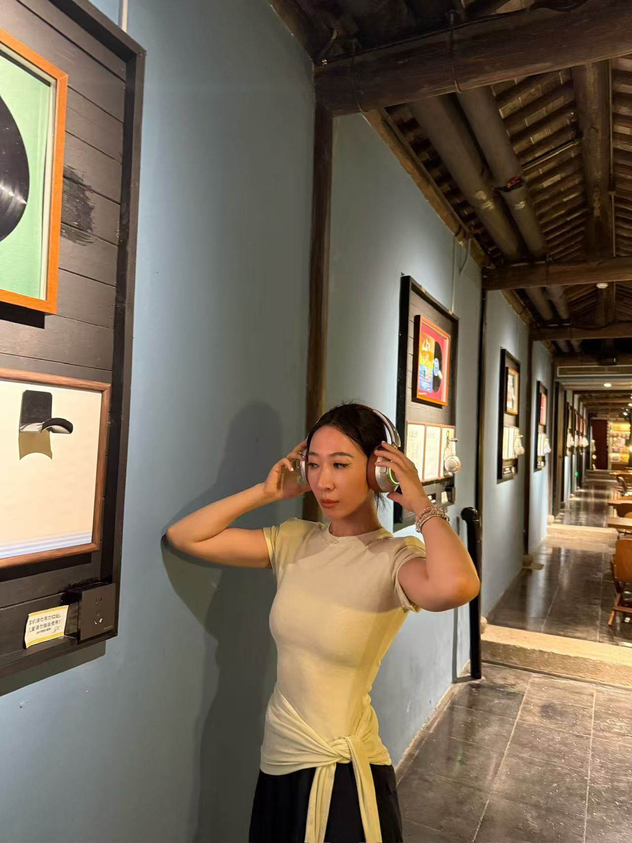 2025东大门早秋新款系列多功能包身垫肩T恤腰封两件套