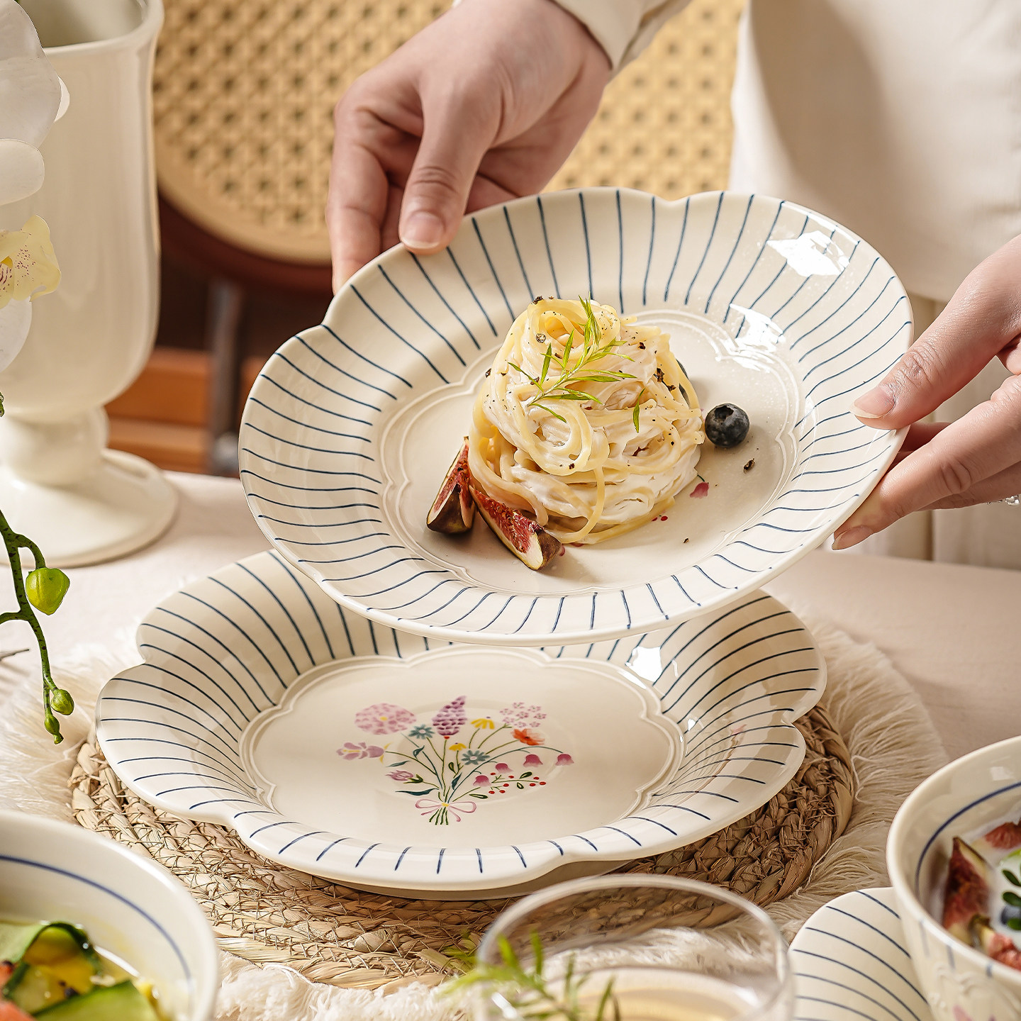 陶瓷盘子菜盘家用餐盘2025新款高颜值复古碗盘碟子小盘汤盘意面盘