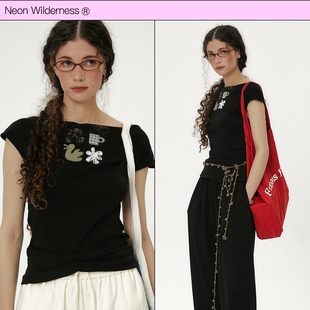 贴布E字绣T恤 一字领修身 霓虹大荒野® Cozy意象符号短袖