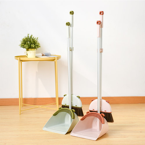 小朋友用客厅小扫把利临PP