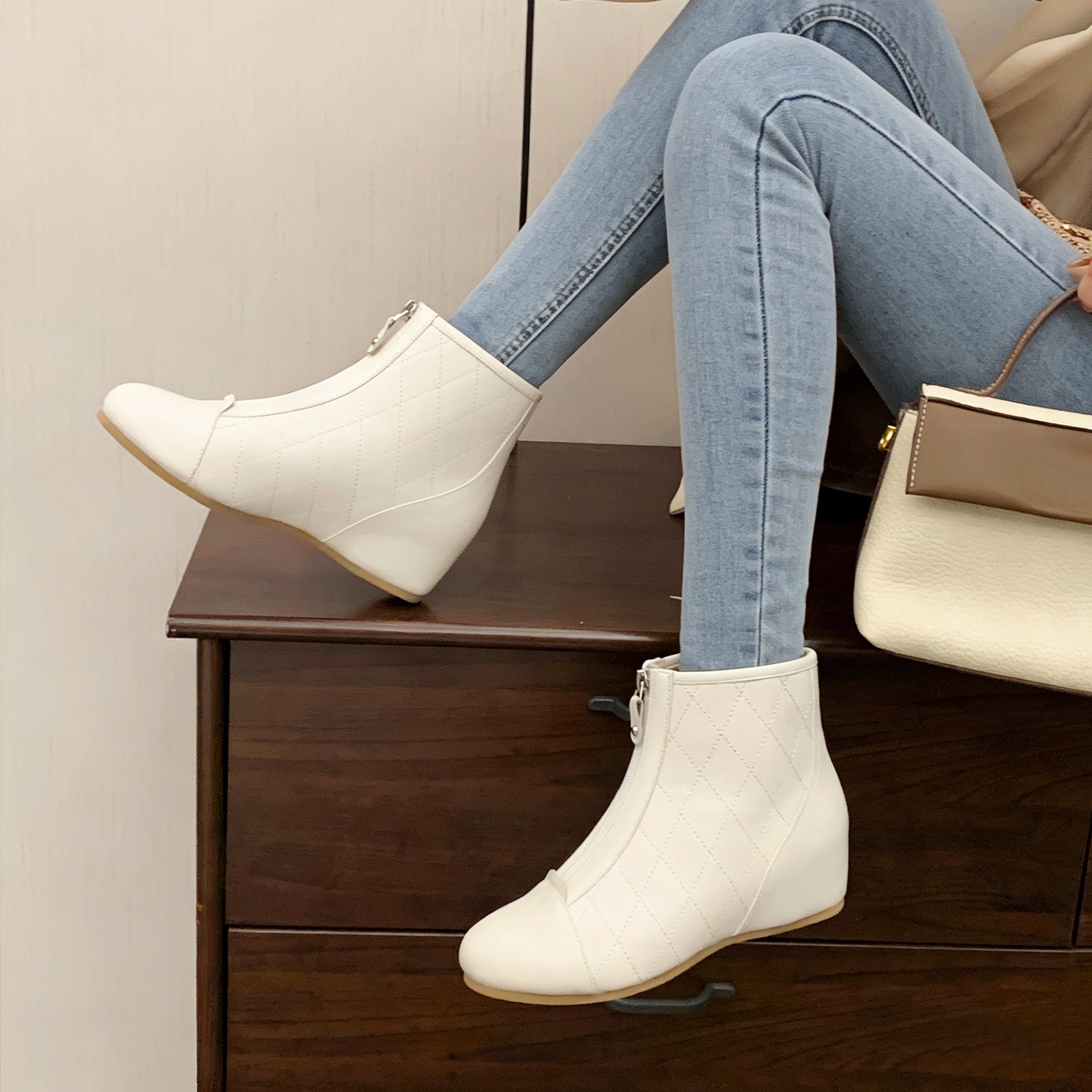 内增高女鞋马丁女靴真皮白色踝靴秋冬新款舒适软底圆头坡跟短靴女