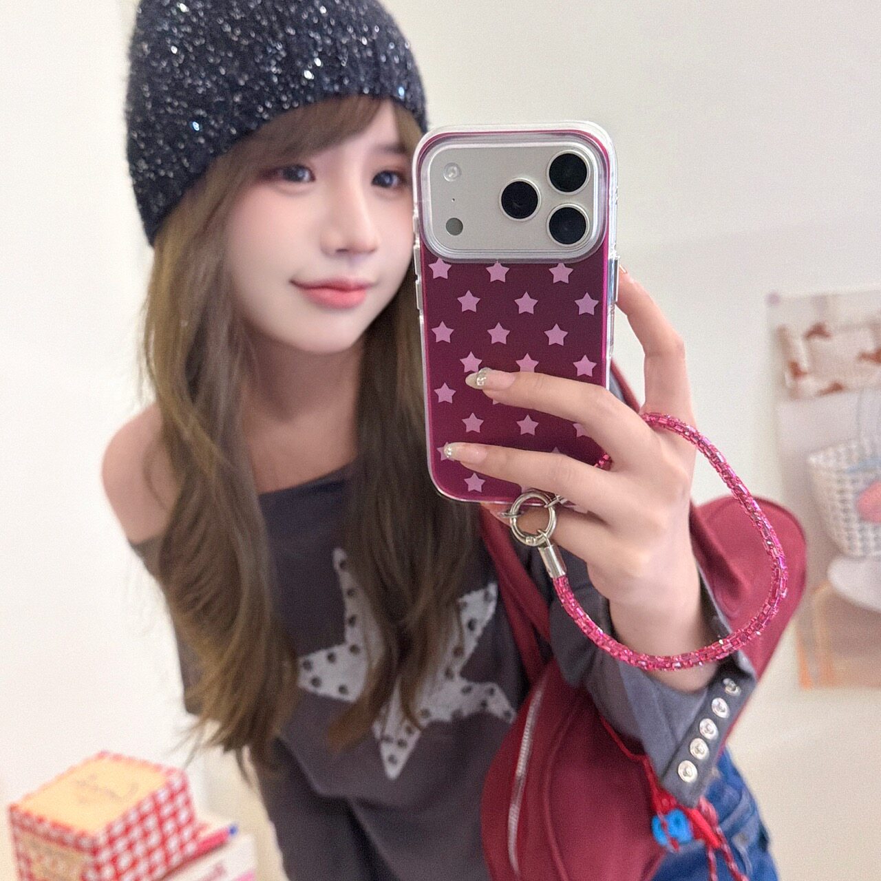 悦壳·高级感酒红底鎏金粉色星星适用苹果18promax手机壳iphone17pro新款16挂绳15磨砂14女13全包防摔保护套