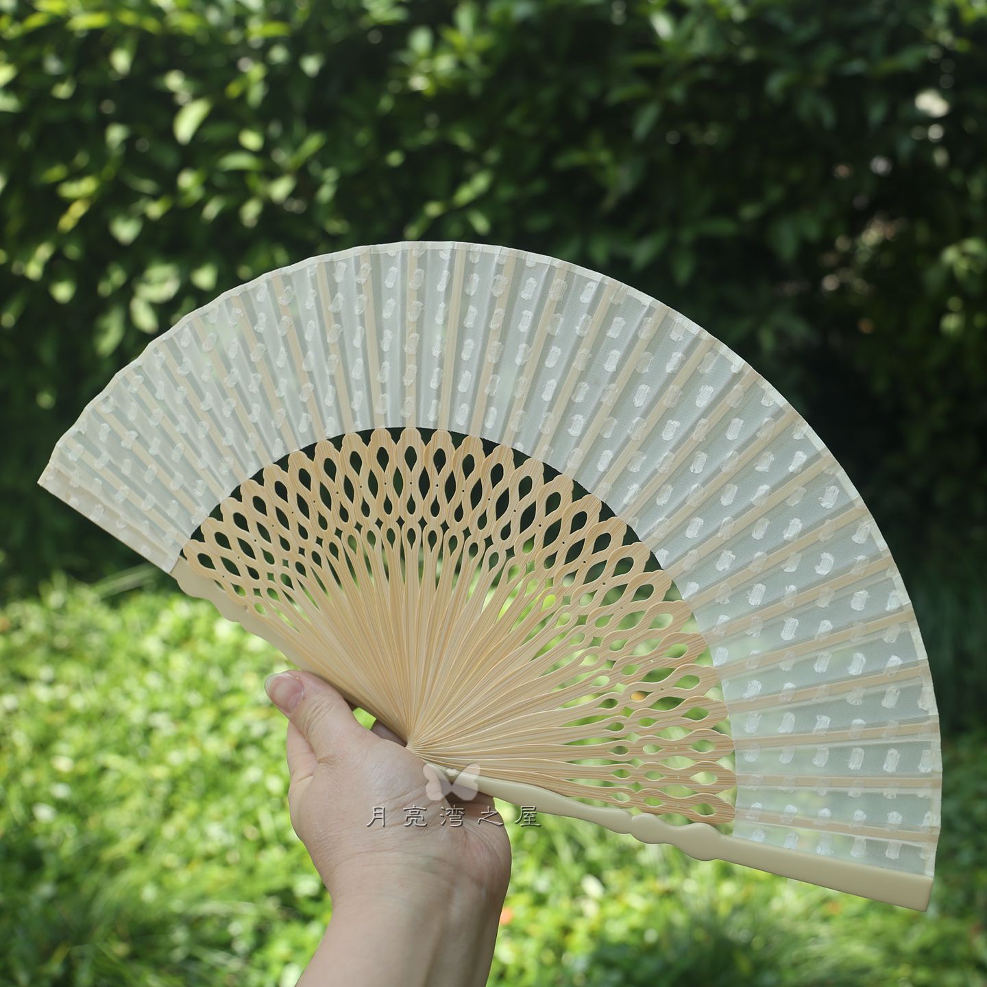 古风竹制绣花月亮折扇汉服拍摄图片