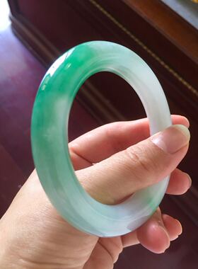 a货胖圆条佩戴大气翡翠手镯